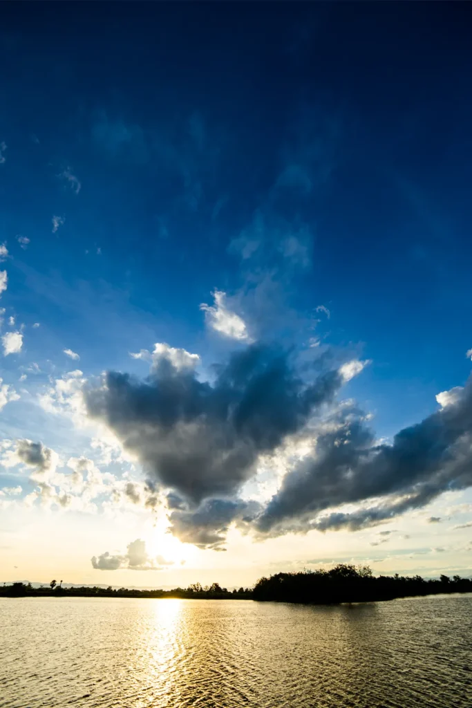 Farbenfroher, dramatischer Himmel mit Wolken bei Sonnenuntergang