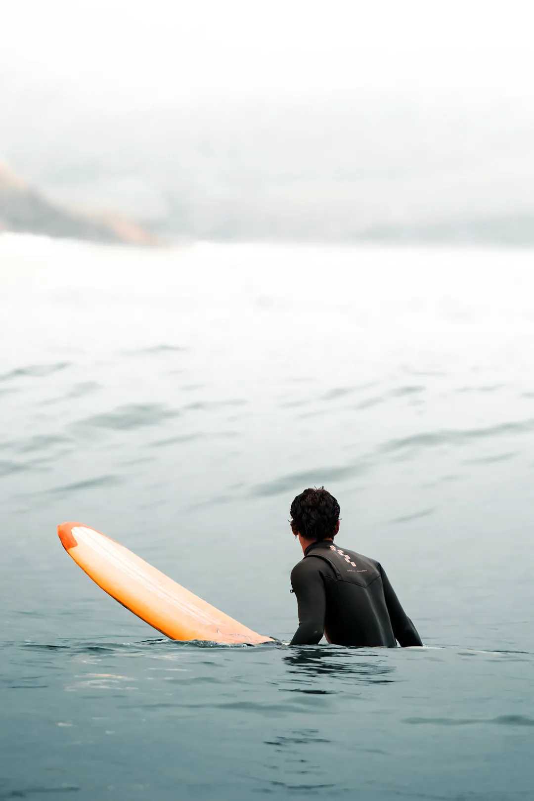Surfer wartet im Meer auf eine Welle